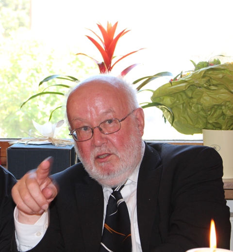 Pfarrer i. R. Adolf Schuhmacher mit pflingstlicher "Feuerzunge"